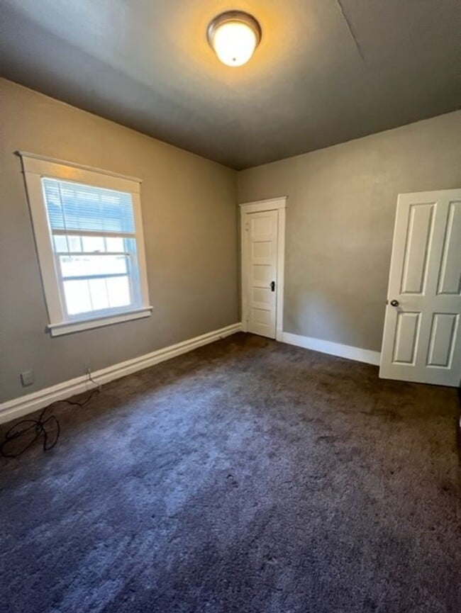 Building Photo - 3 Bedroom House on Jefferson St Near Downt...