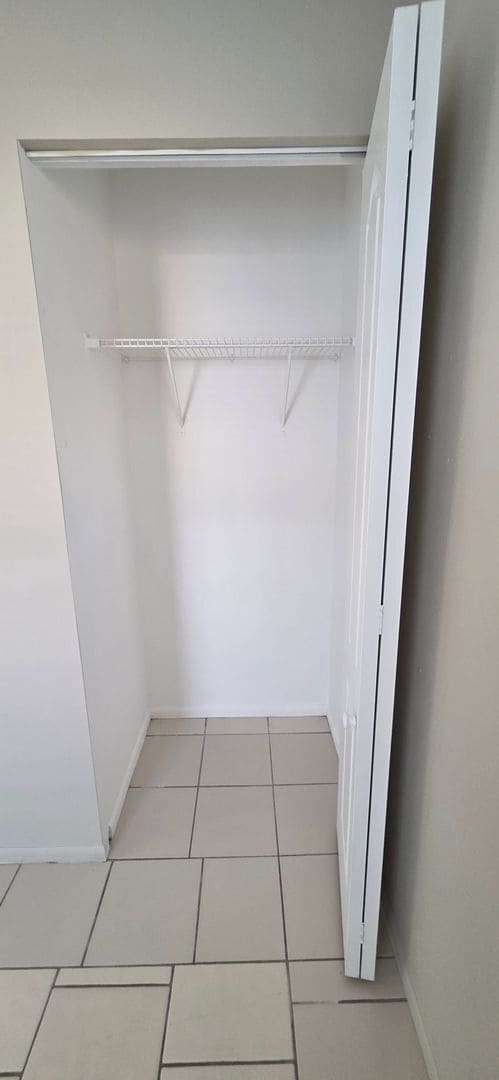 Building Photo - 2/1 Home in suberb location, pet friendly!