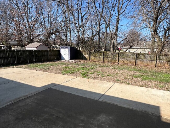 Building Photo - 3 Bed / 2 Bath Springfield Address, Republic Schools