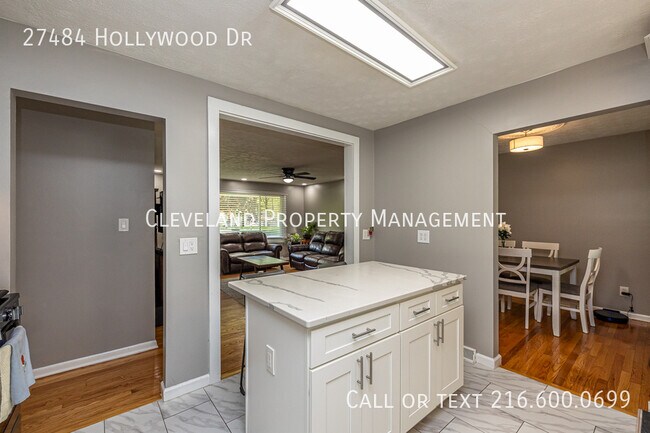 Building Photo - 27484 Hollywood Dr