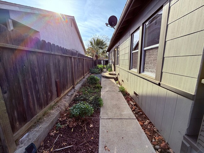 Building Photo - Charming 2-bedroom, 1-bathroom Duplex Loca...