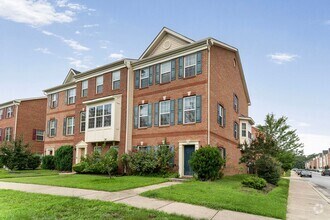 Building Photo - Spacious 3-Level END UNIT Townhome