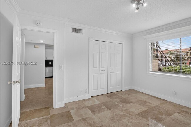 Building Photo - 359 Lakeview Dr