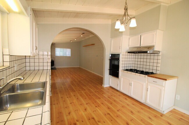 Building Photo - 1063-1065 Montauk