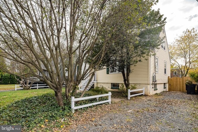 Building Photo - 4818 22nd Rd N