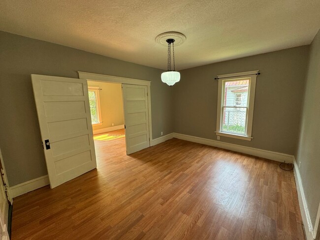 Building Photo - Cozy Home