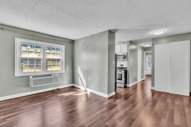 Building Photo - 2237 Farrington Ave