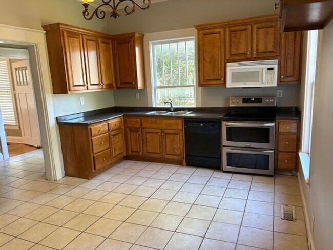 Building Photo - Historic Downtown Murfreesboro TN 3050 SF, 5BR/2BA for rent