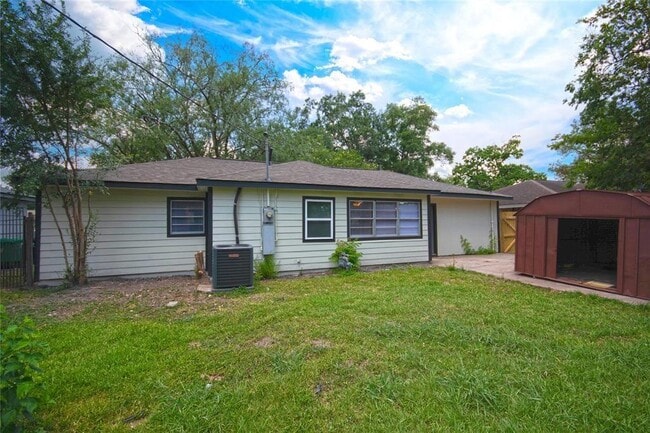 Building Photo - 8413 Robindell Dr