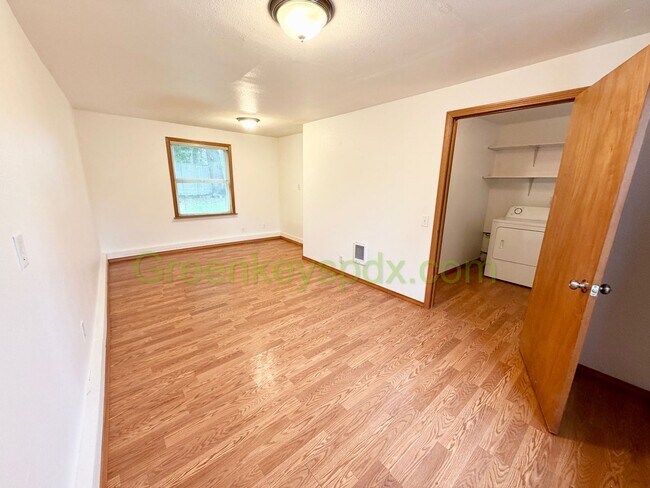 Building Photo - Awesome Mid-Century Classic 3-Bedroom House in NE Portland - $100 OFF FIRST MONTH