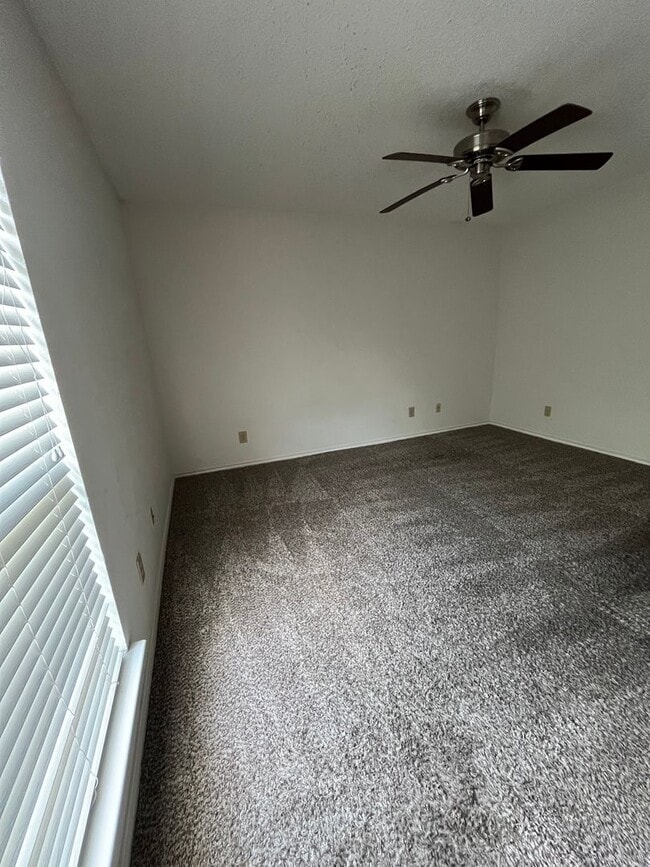 Building Photo - Quiet 1-Bed Condo, New Bedroom Floor, Balc...
