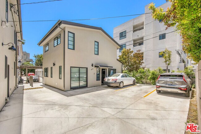 Building Photo - 107 Flores St