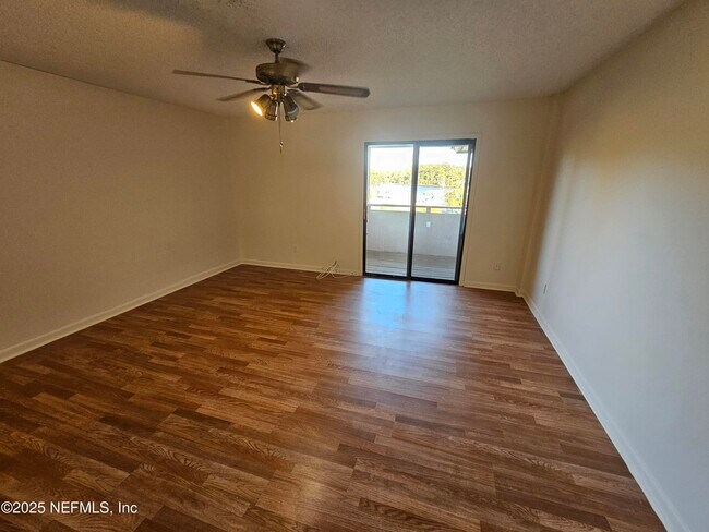 Building Photo - 1307 River Hills Cir E