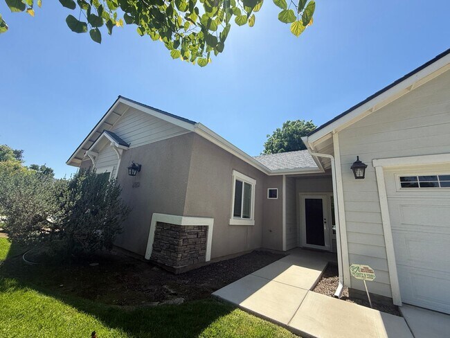 Building Photo - harming 3 bedroom, 2 bathroom single-story...