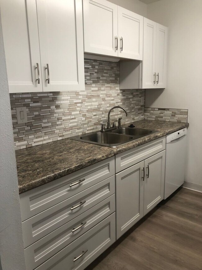 Building Photo - Affordable 3 Bed 2 Bath Condo, Attached Garage, on Quiet Street in Lafayette