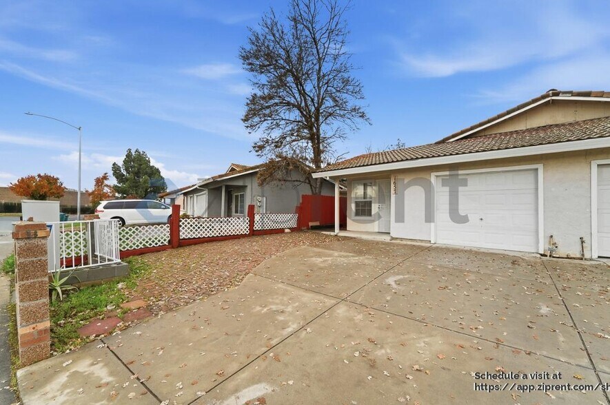 Building Photo - 1657 Knickerbocker Dr