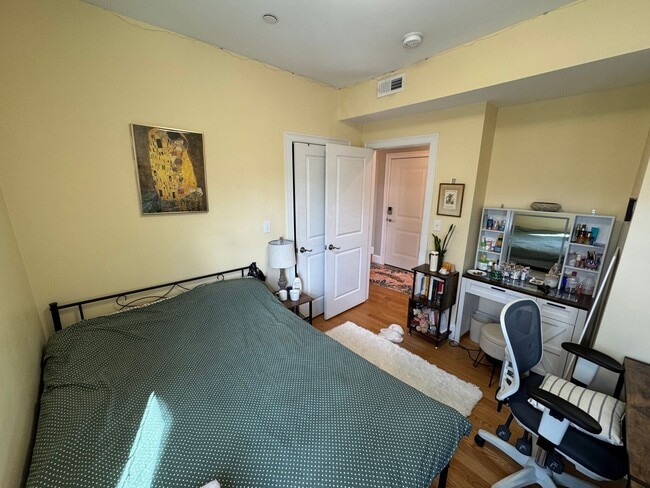 Building Photo - In-Unit Laundry, Central Heat/AC, Parking ...