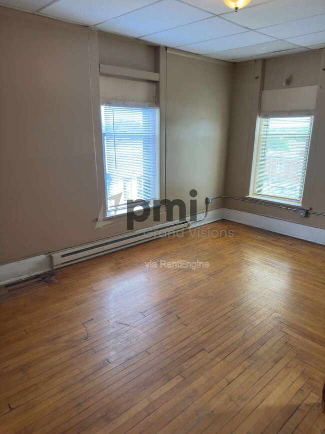Building Photo - 601 Monroe Ave