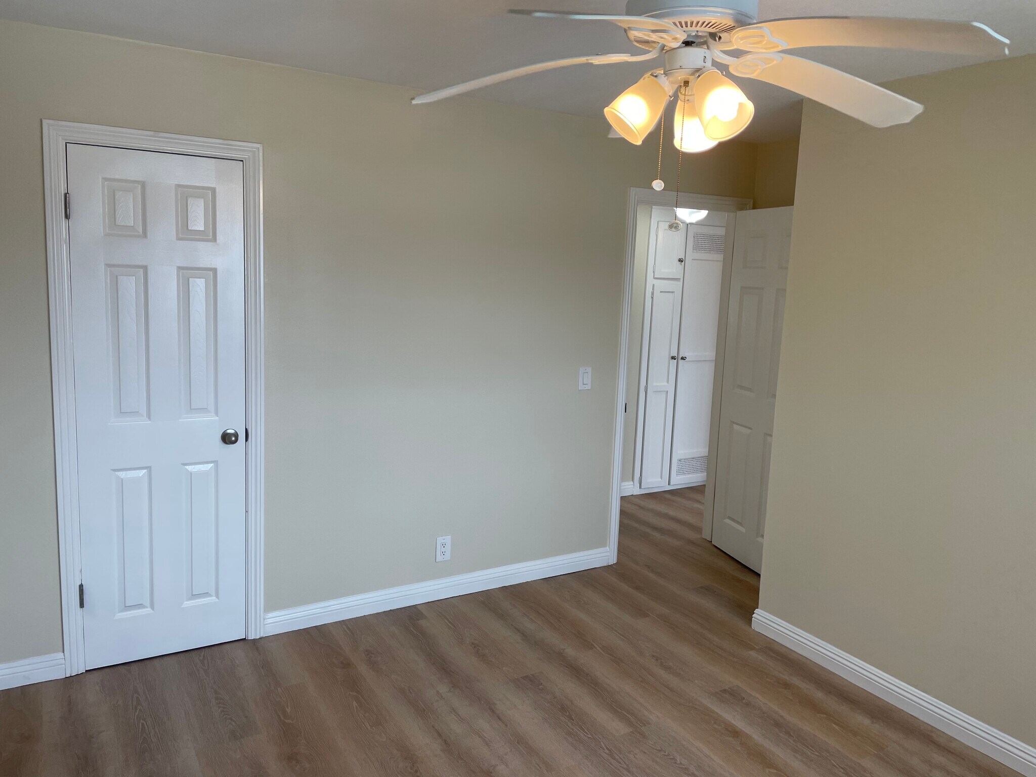 Master bedroom with walk-in closet - 2912 Peppertree Ln
