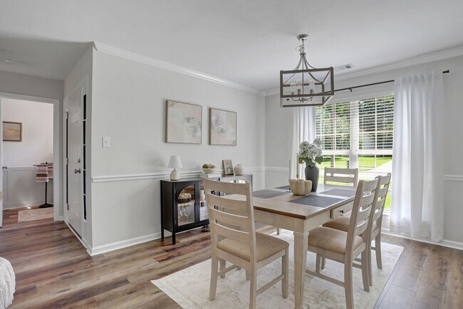 Building Photo - 3 bedroom 2.5 bath with bonus room in Lega...