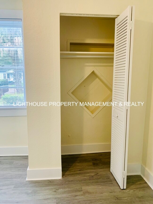 Building Photo - Fully Renovated & Cozy 3 Bed/2 Bath with F...