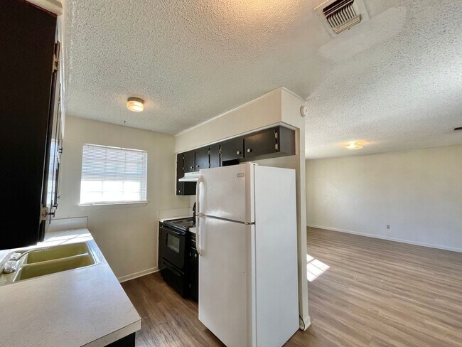 Building Photo - 624 Sunset Ln