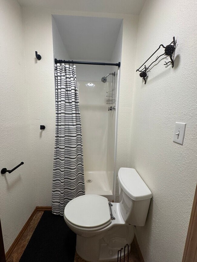 Building Photo - 3 Bdrm, 3 Bath home in Lynnewood with Gourmet Kitchen, 3 miles to Sky Lakes Medical Ctr and OIT