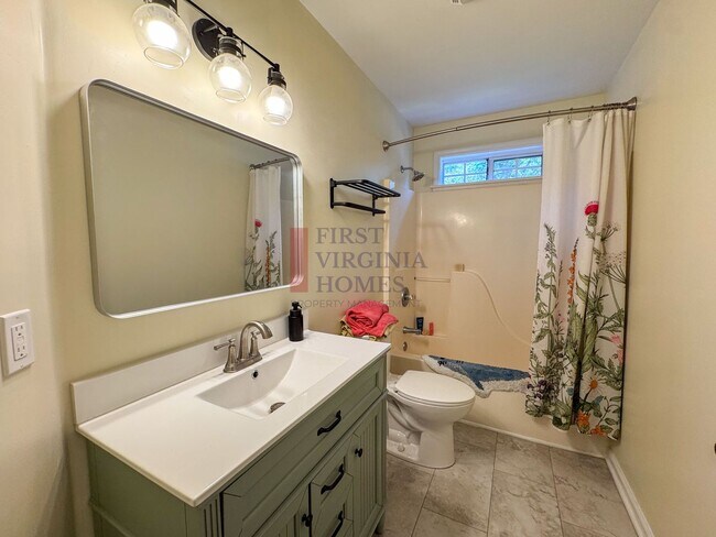 Building Photo - Lake Reynovia 3Bed/2.5Bath Rental