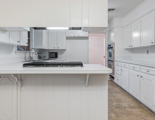 Building Photo - 225 Aurore Ave