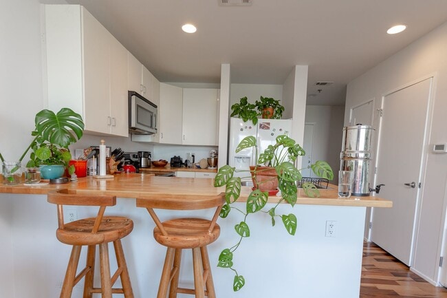 Building Photo - Cozy 1/BR 1/BA with Private Balcony & Mode...