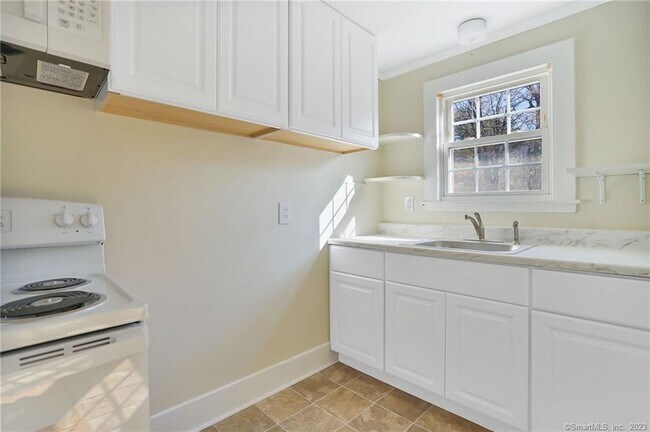 Building Photo - 752 Main St