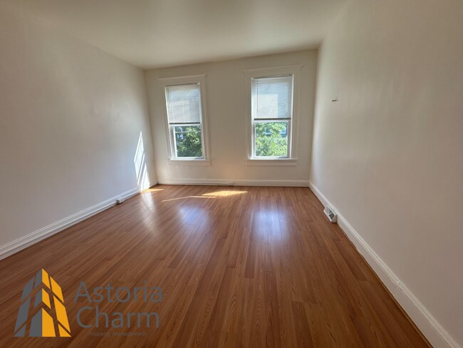 Building Photo - Comfortable 3-Bedroom with Hardwood Floors...