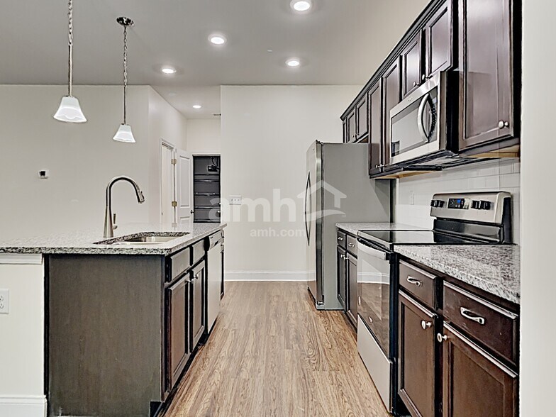 Building Photo - 121 Sweet Gum Dr