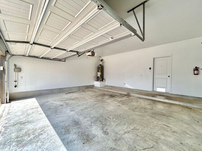 Building Photo - Beautiful and Contemporary 3 BR / 2.5 BA H...