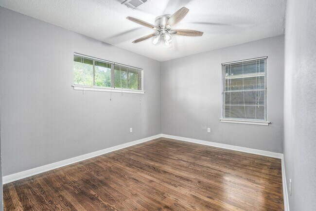 Building Photo - 4915 Hialeah Dr