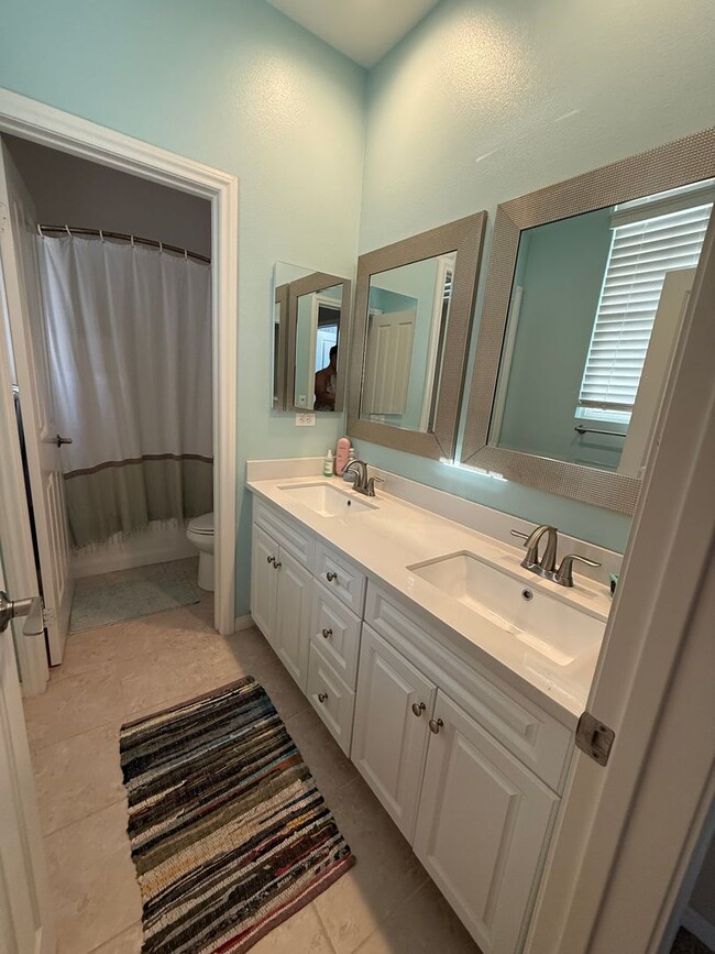 Building Photo - Modern 3 Bed, 3 Bath Living—Style, Comfort...
