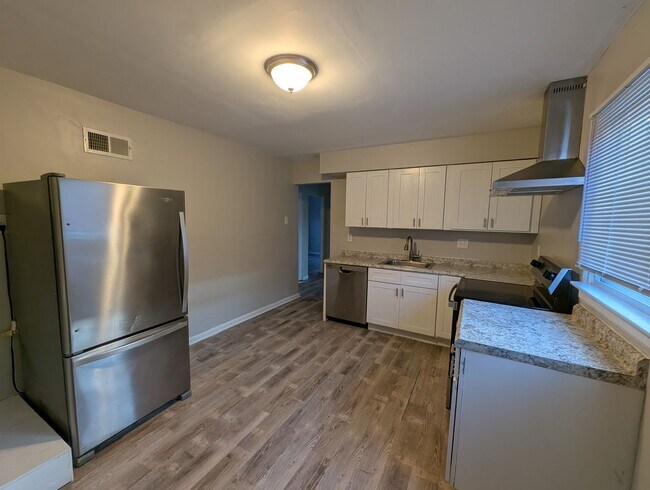 Building Photo - Lovely on Lorna