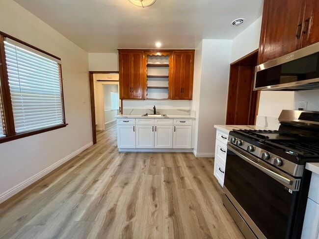 Building Photo - Completely Renovated Jem just north of Ven...