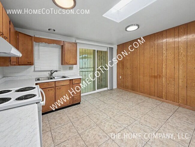 Building Photo - 1430 E Iowa Dr