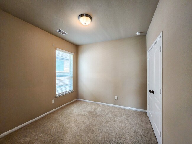 Building Photo - 911 Daffodil View Ct