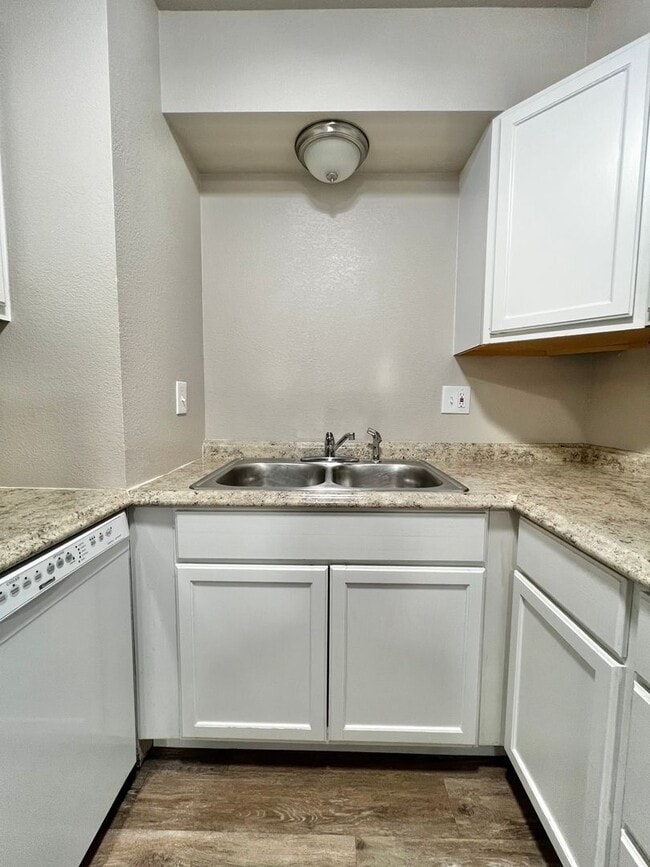 Interior Photo - Larch1642 (KC-AM)