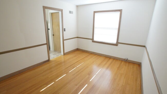 Building Photo - 1229 Middlebury Ln