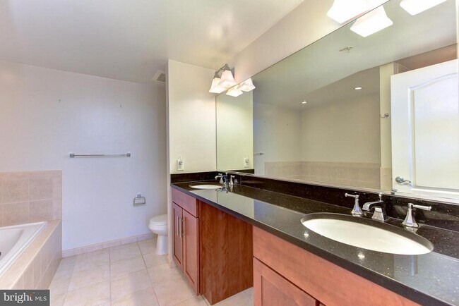 Building Photo - 525 N Fayette St