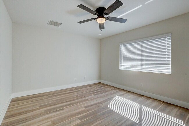 Building Photo - 1956 SW Jamesport Dr