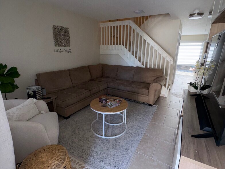 Building Photo - 4901 Palm Garden Ln