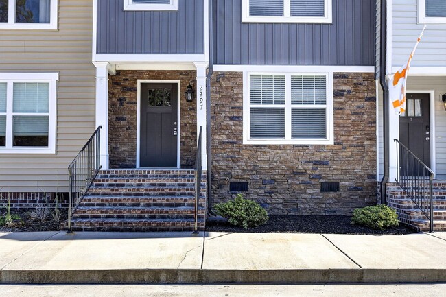 Building Photo - Luxury Size Townhome