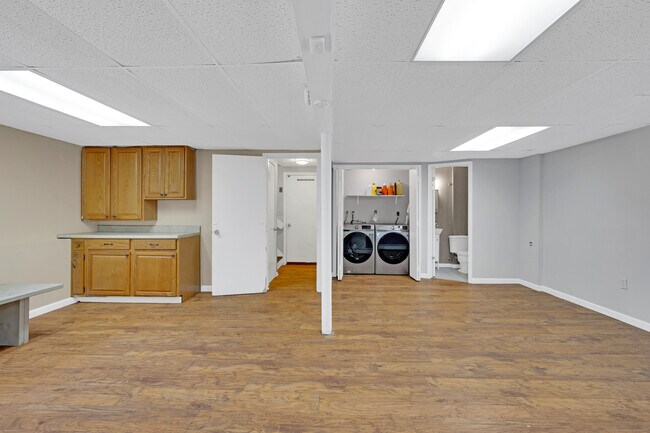 Building Photo - 90 Village Ln