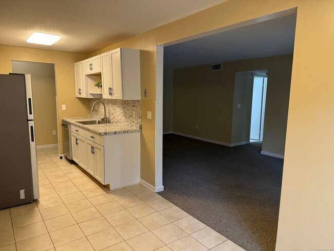 Building Photo - 25 Woodsedge Dr