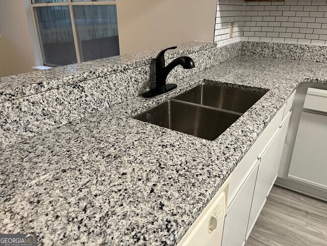 Building Photo - 1560 Pin Oak Ln SE