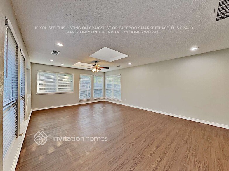 Building Photo - 2206 Cedarcrest Dr